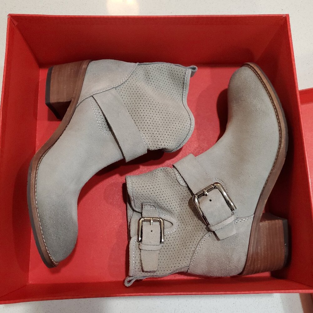 Donald J Pliner size 6M Boots